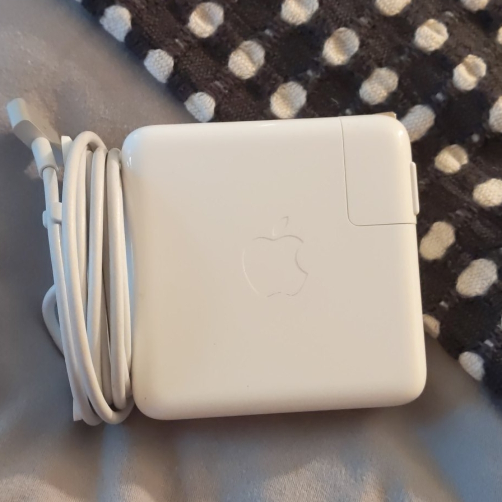 Mac charger / power adapter